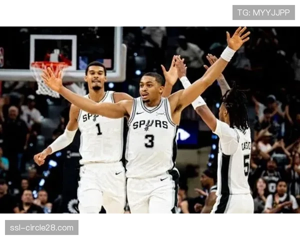 特写：维克托·文班亚马封盖后快攻扣篮，点燃马刺主场