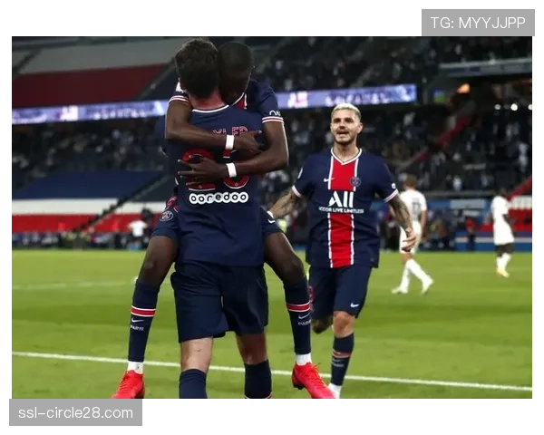 特写：梅斯小将攻入绝杀球后，狂奔至看台与患病的母亲相拥