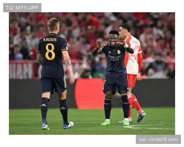 皇马对阵拜仁上半场结束，双方1-1战平，维尼修斯、凯恩分别建功